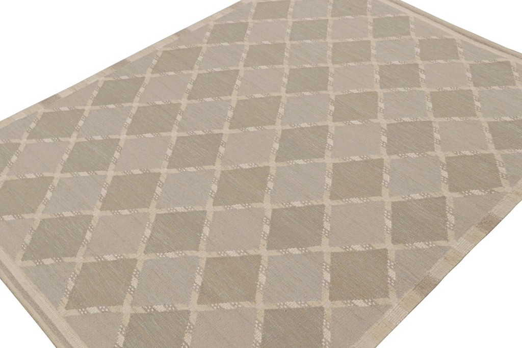 Scandinavian Rug with Beige Diamond Patterns