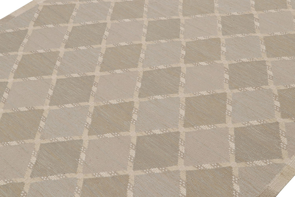 Scandinavian Rug with Beige Diamond Patterns