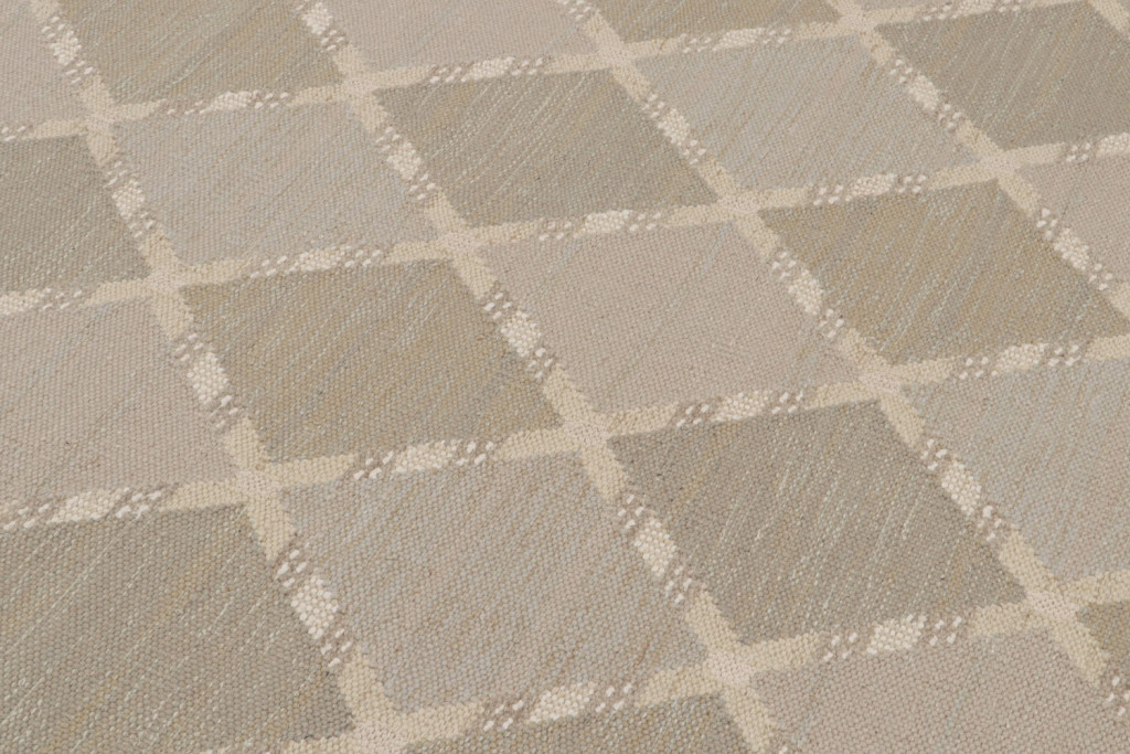 Scandinavian Rug with Beige Diamond Patterns
