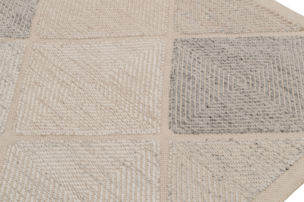 Scandinavian Style Rug with Diamond Patterns