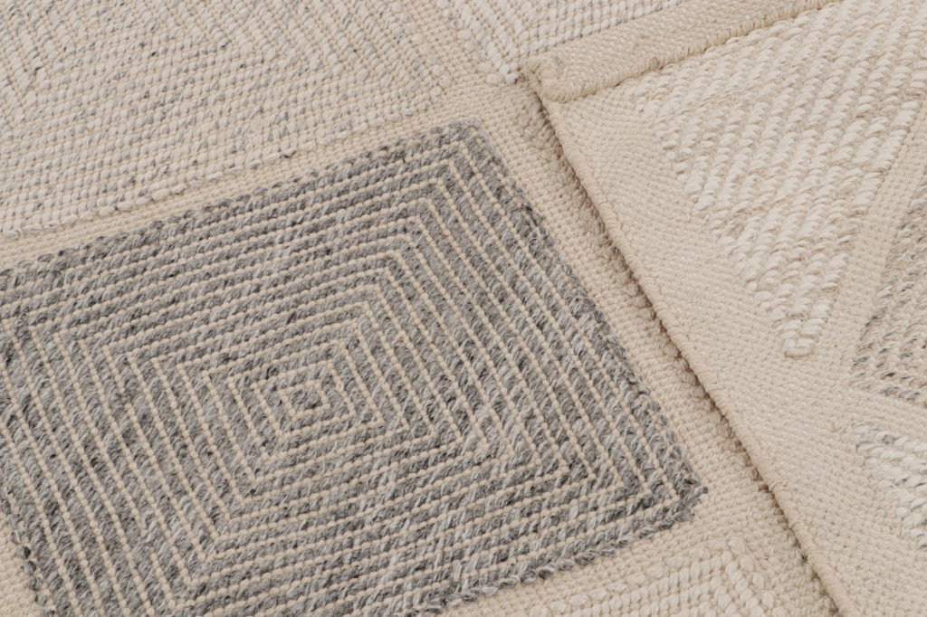 Scandinavian Style Rug with Diamond Patterns