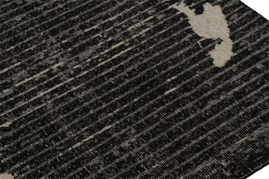 Distressed Modern Rug in Black