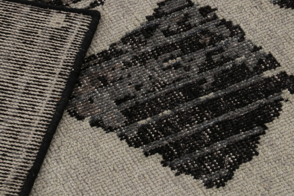 Distressed Modern Rug in Black