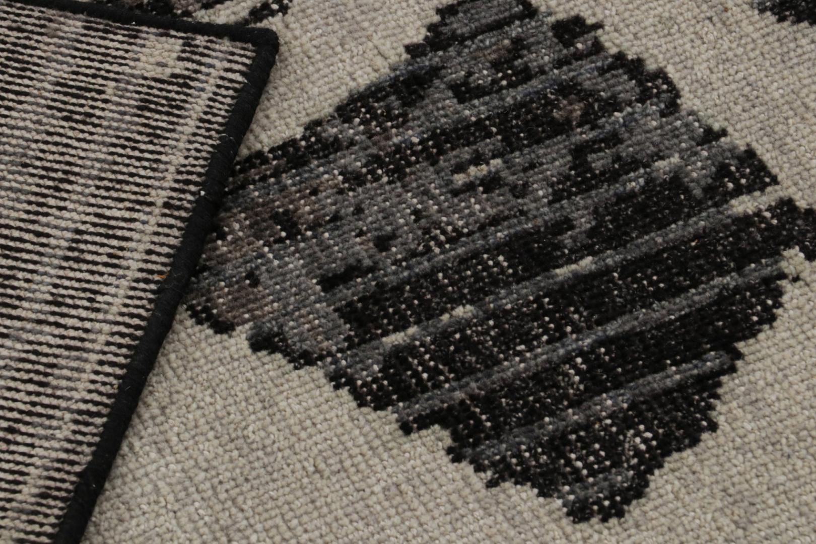 Distressed Modern Rug in Black