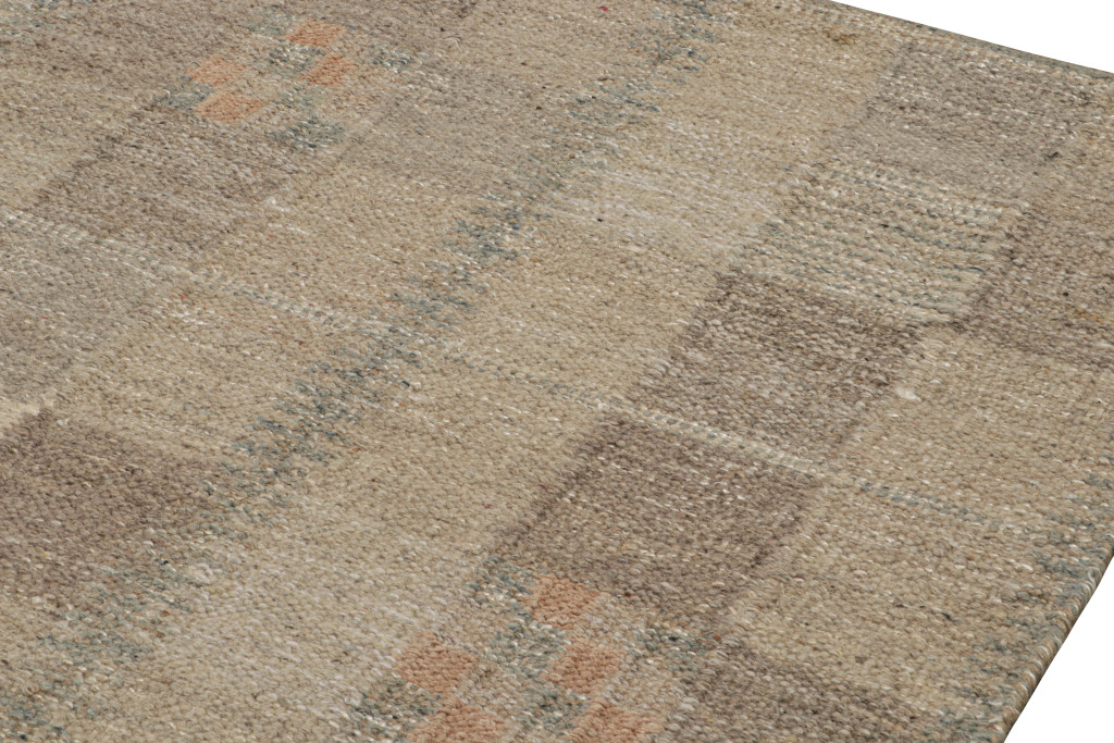 Scandinavian Palace Rug with Geometric Patterns