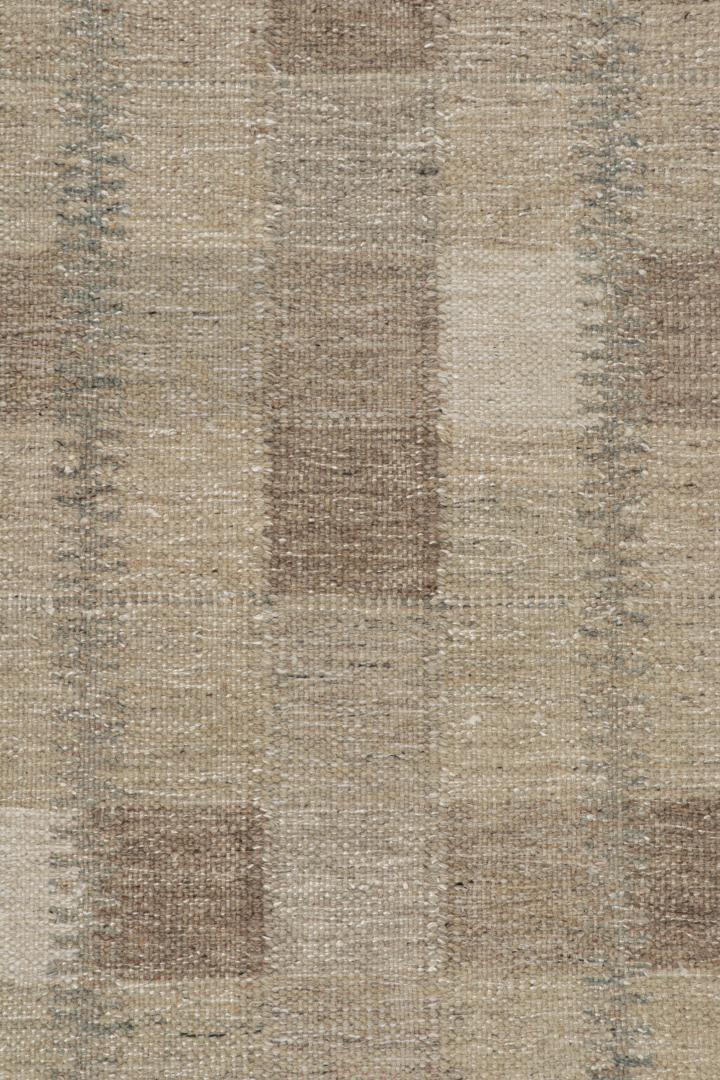 Scandinavian Palace Rug with Geometric Patterns