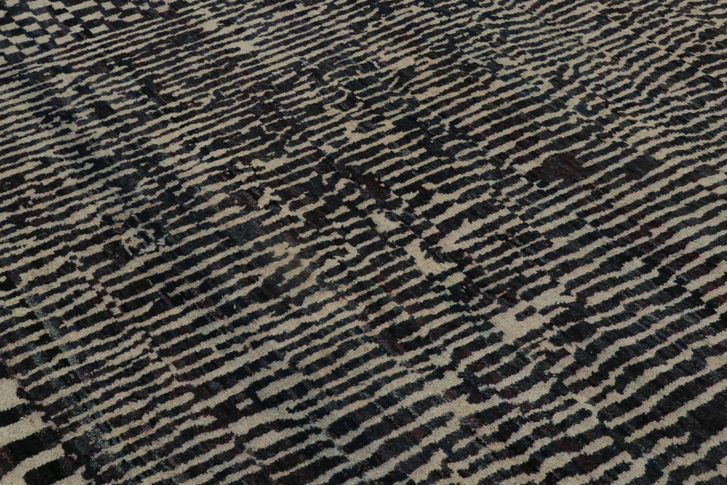 Contemporary Abstract Rug With Geometric Patterns