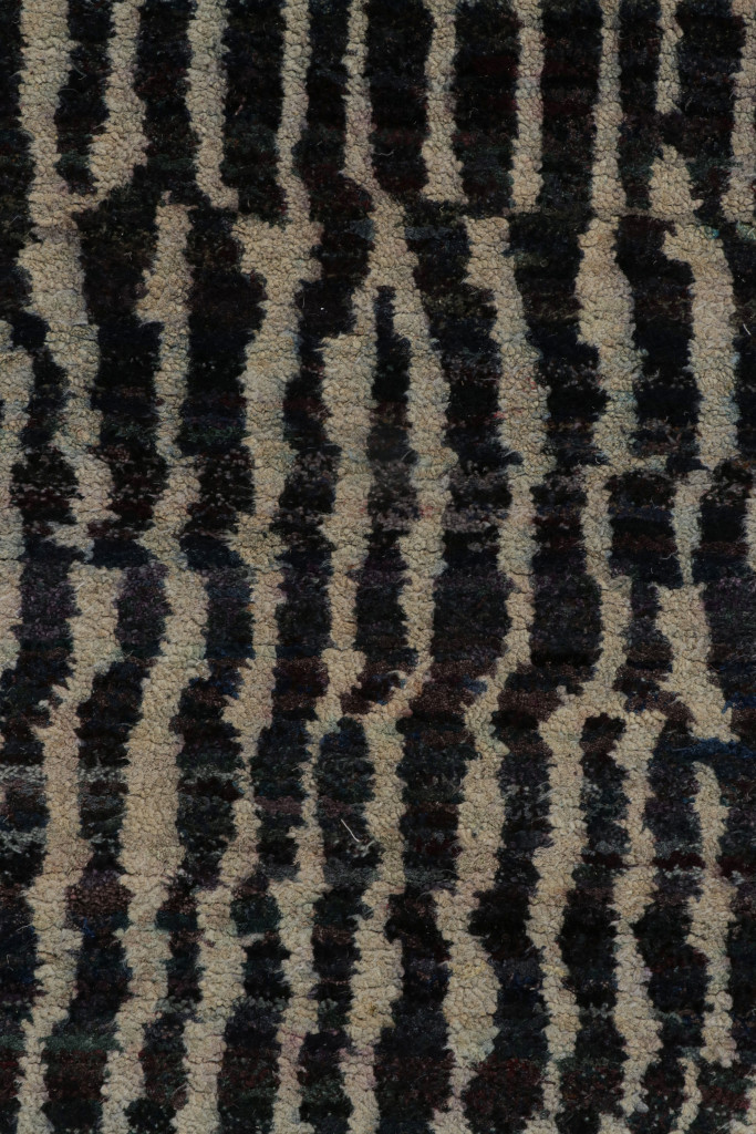 Contemporary Abstract Rug With Geometric Patterns
