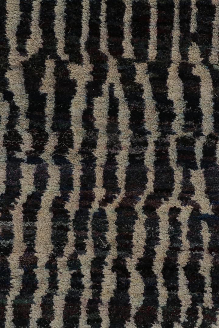 Contemporary Abstract Rug With Geometric Patterns