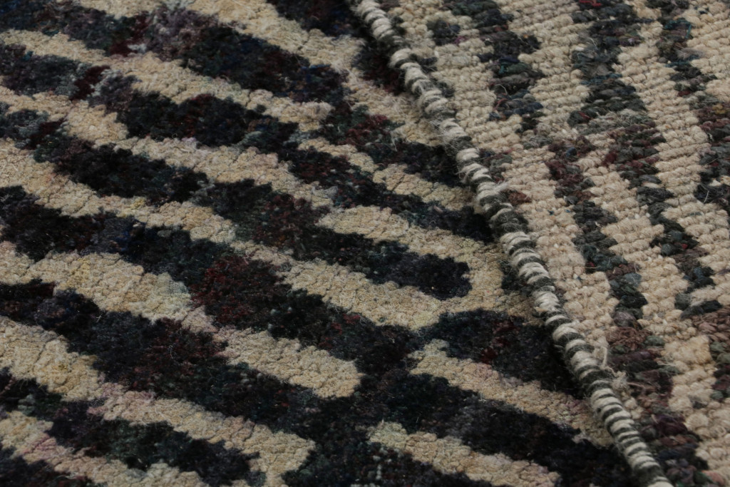 Contemporary Abstract Rug With Geometric Patterns