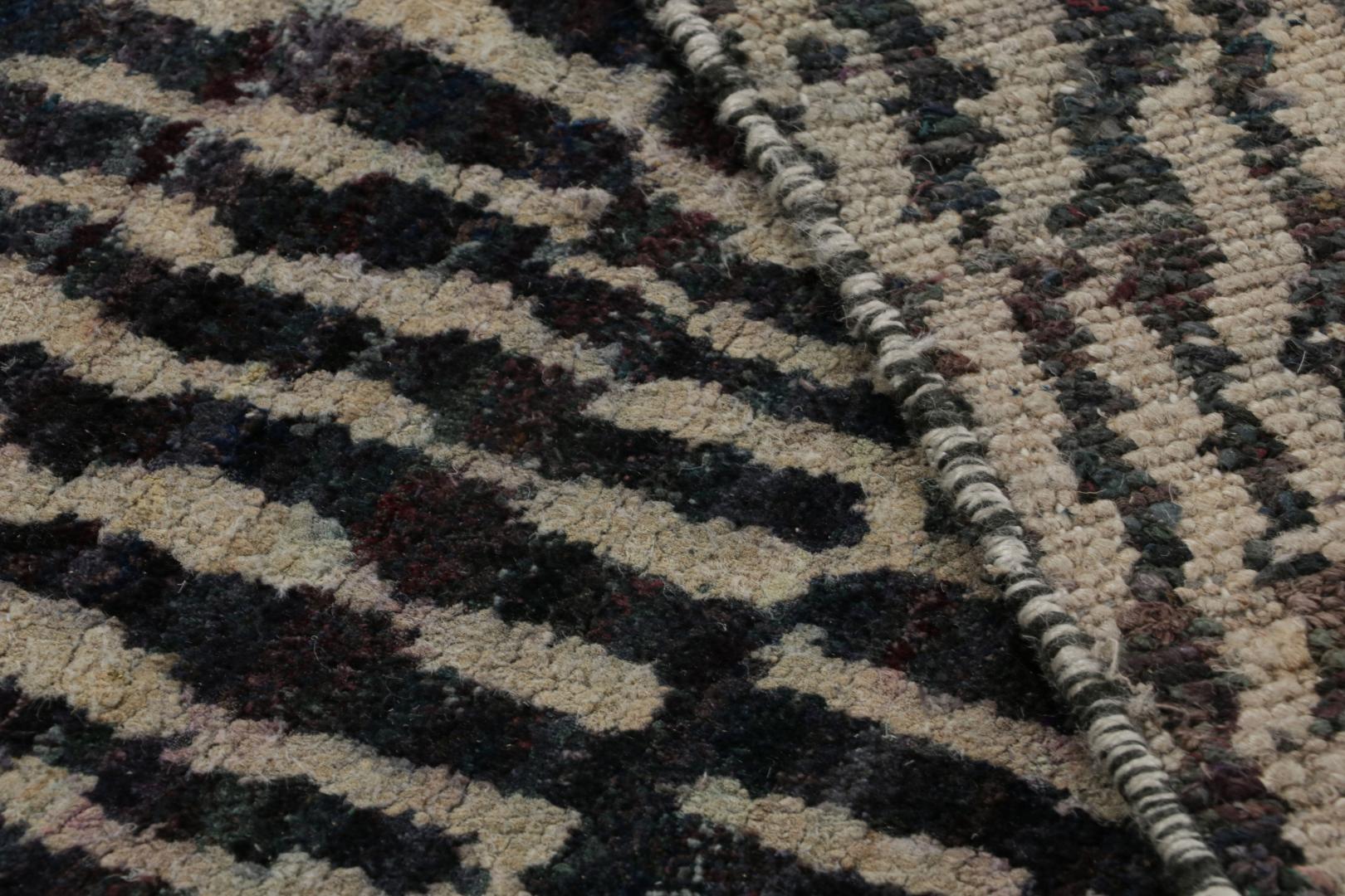 Contemporary Abstract Rug With Geometric Patterns