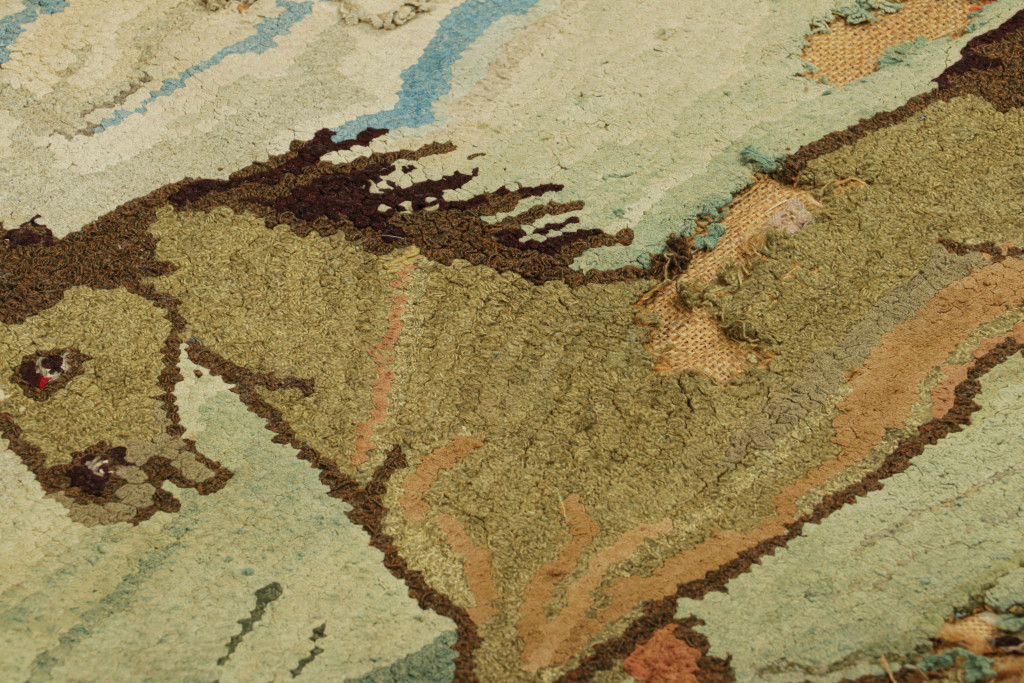 ●Hooked Rug●108cm×76cm　壁掛けラグ　ヴィンテージ　絨毯 Antique Hooked Rug With Horse Pictorials In Blue And Cream