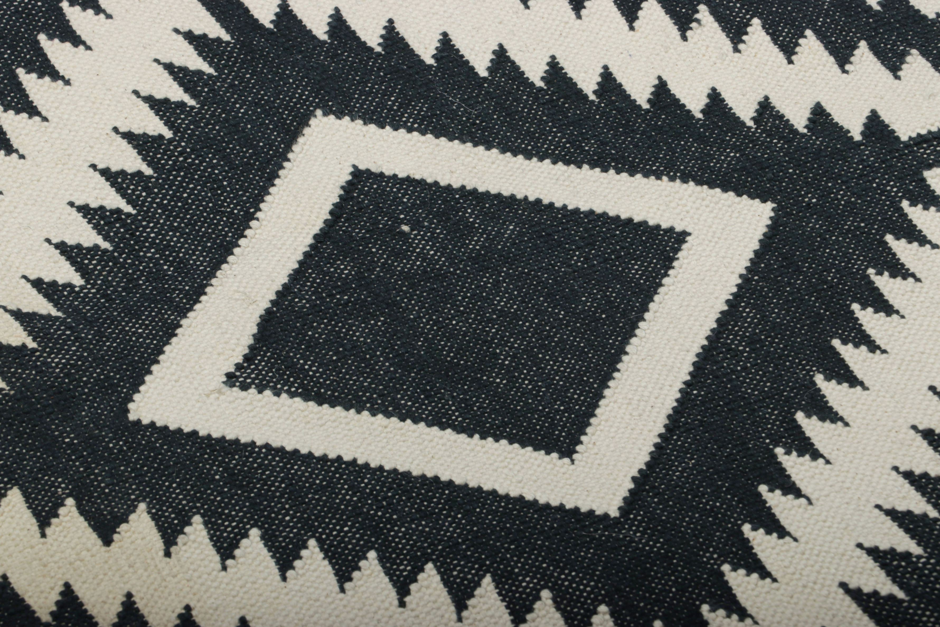 Contemporary Gift-Sized Flatweave Rug