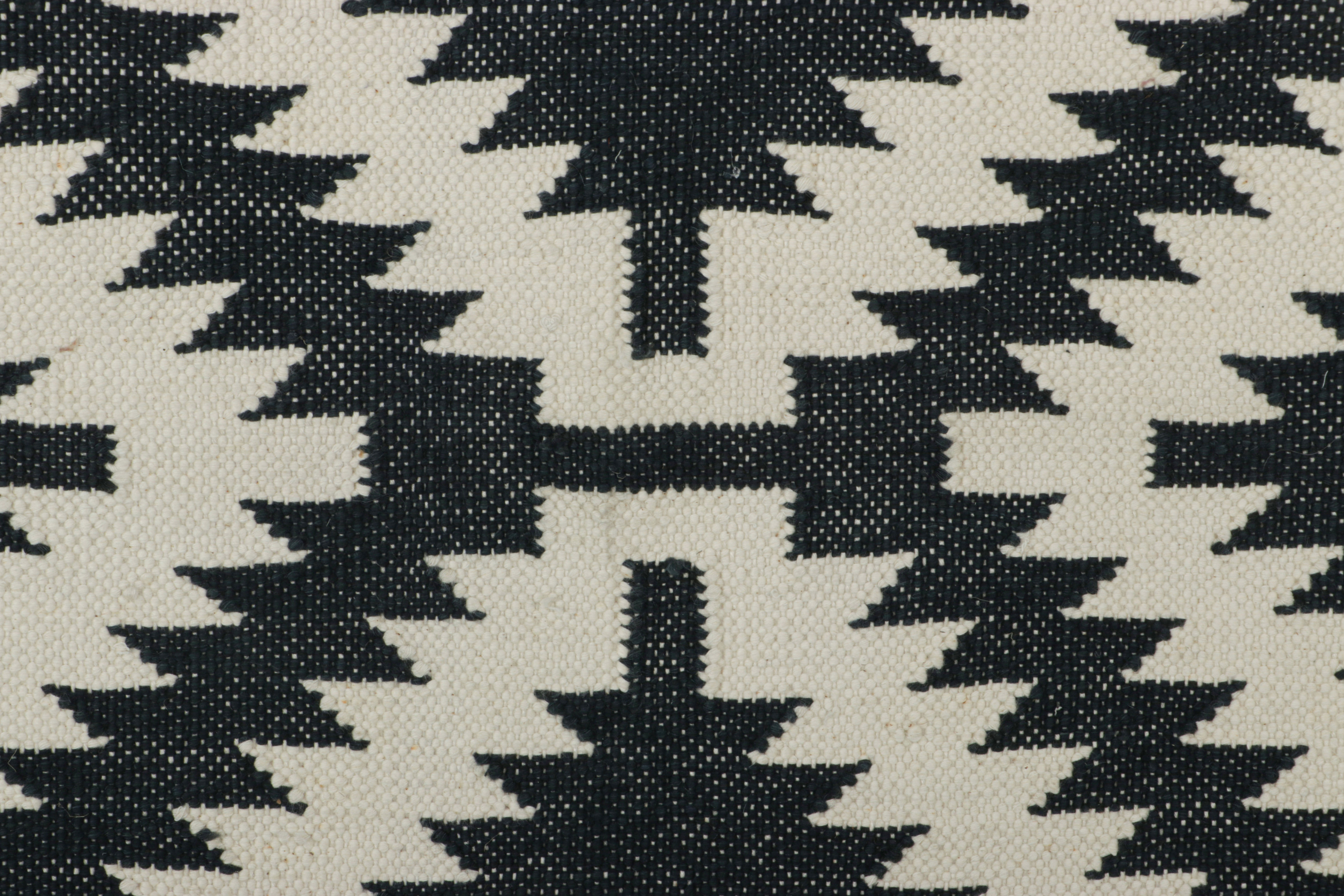 Contemporary Gift-Sized Flatweave Rug