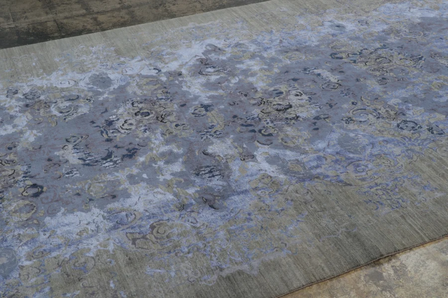 Contemporary Distressed Runner