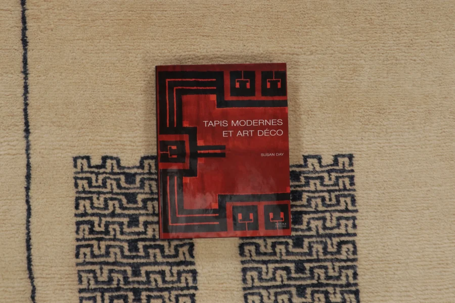 Contemporary Geometric Runner