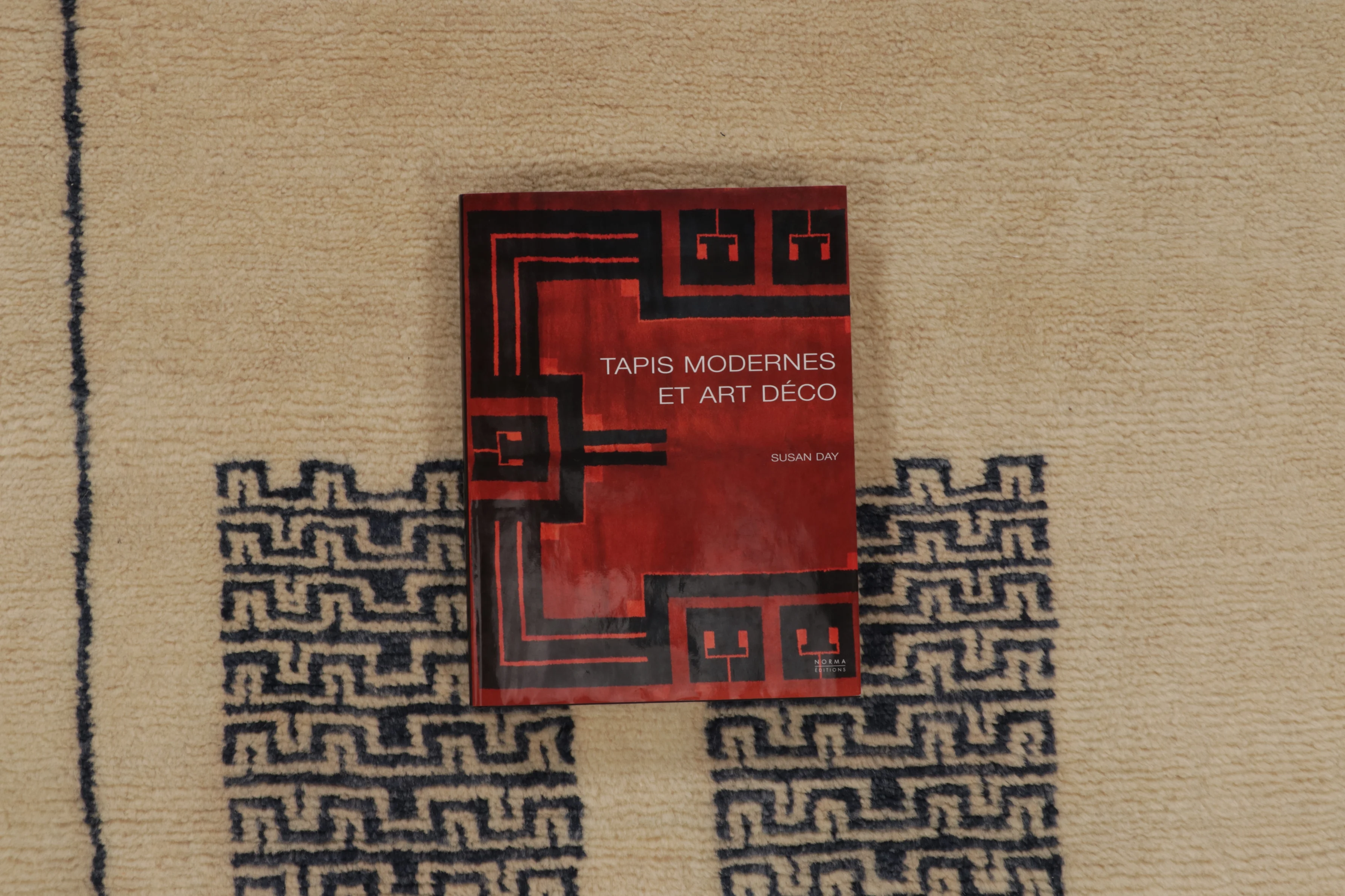 Contemporary Geometric Runner