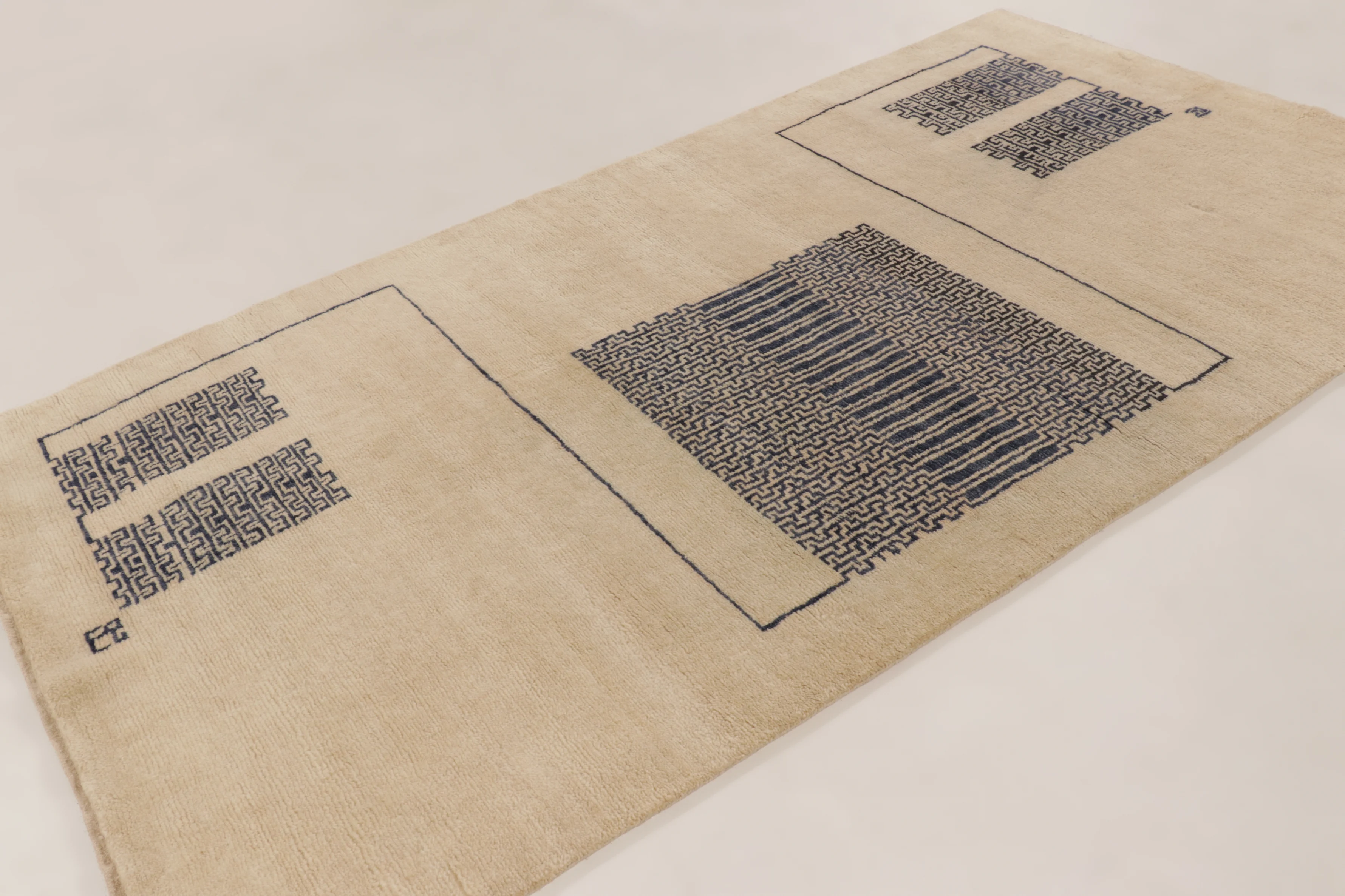 Contemporary Geometric Runner