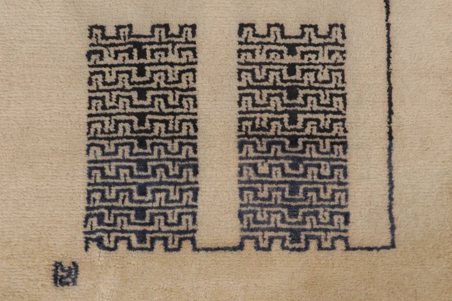 Contemporary Geometric Runner