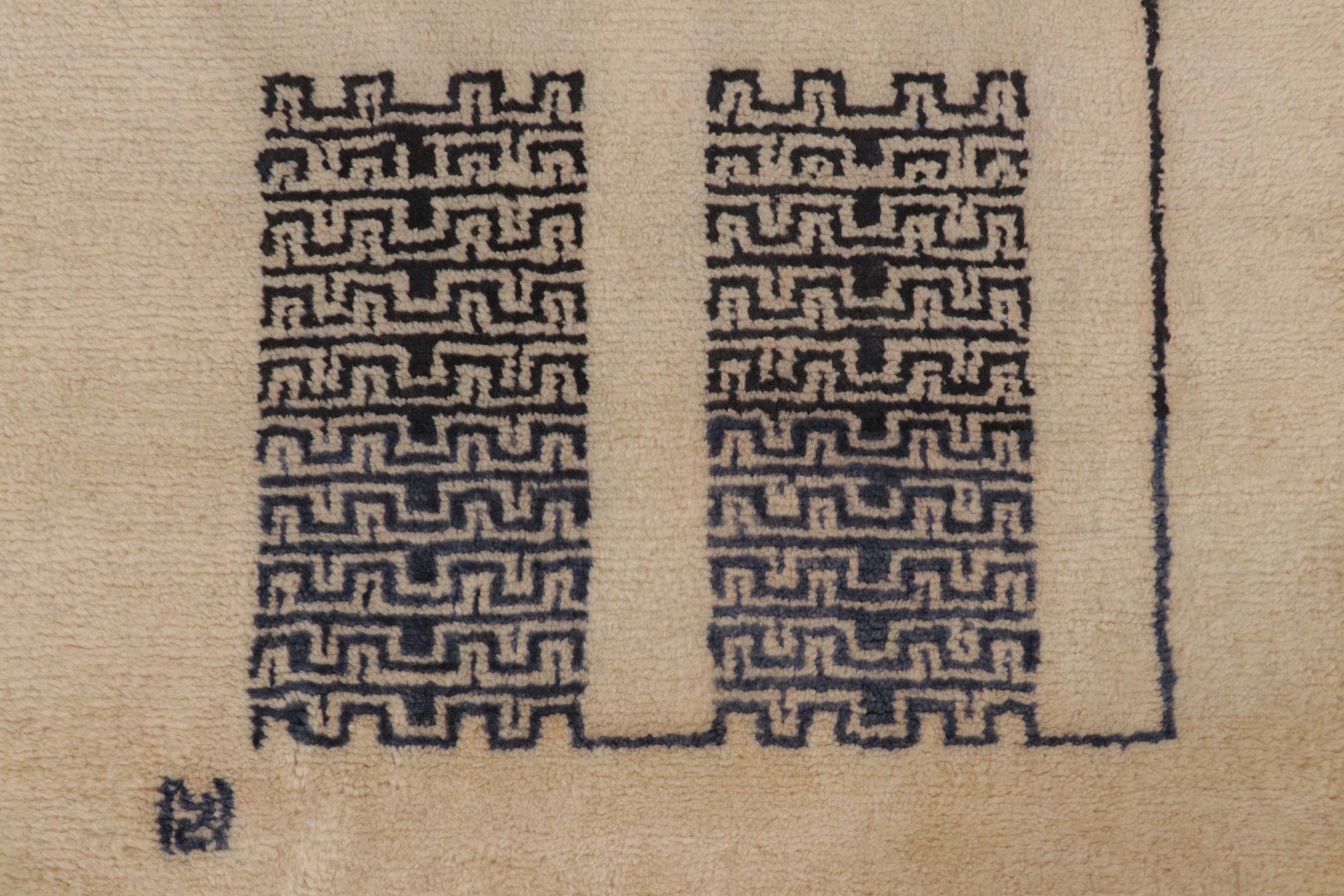 Contemporary Geometric Runner