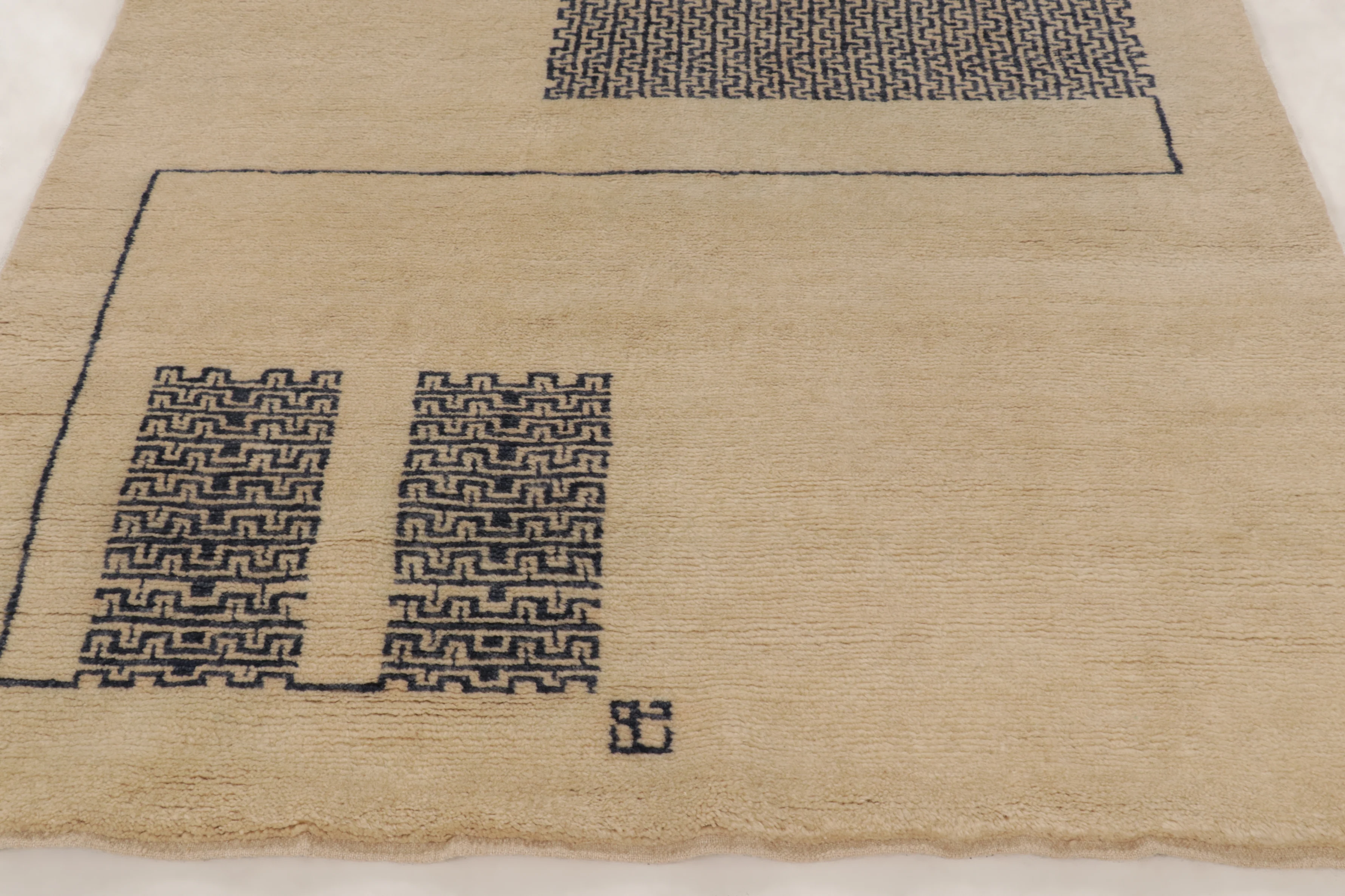 Contemporary Geometric Runner
