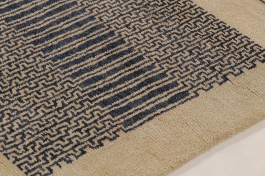 Contemporary Geometric Runner