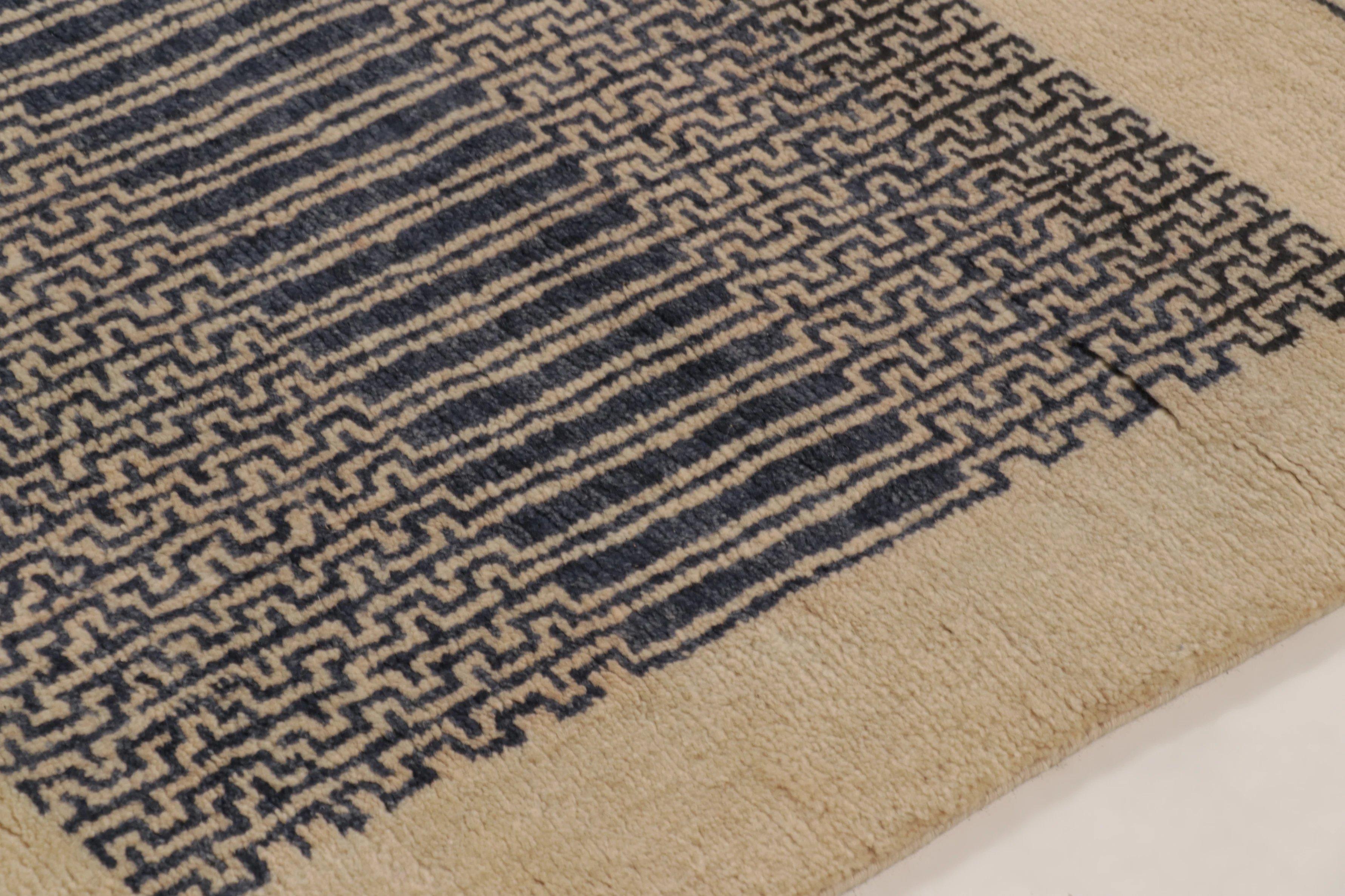 Contemporary Geometric Runner