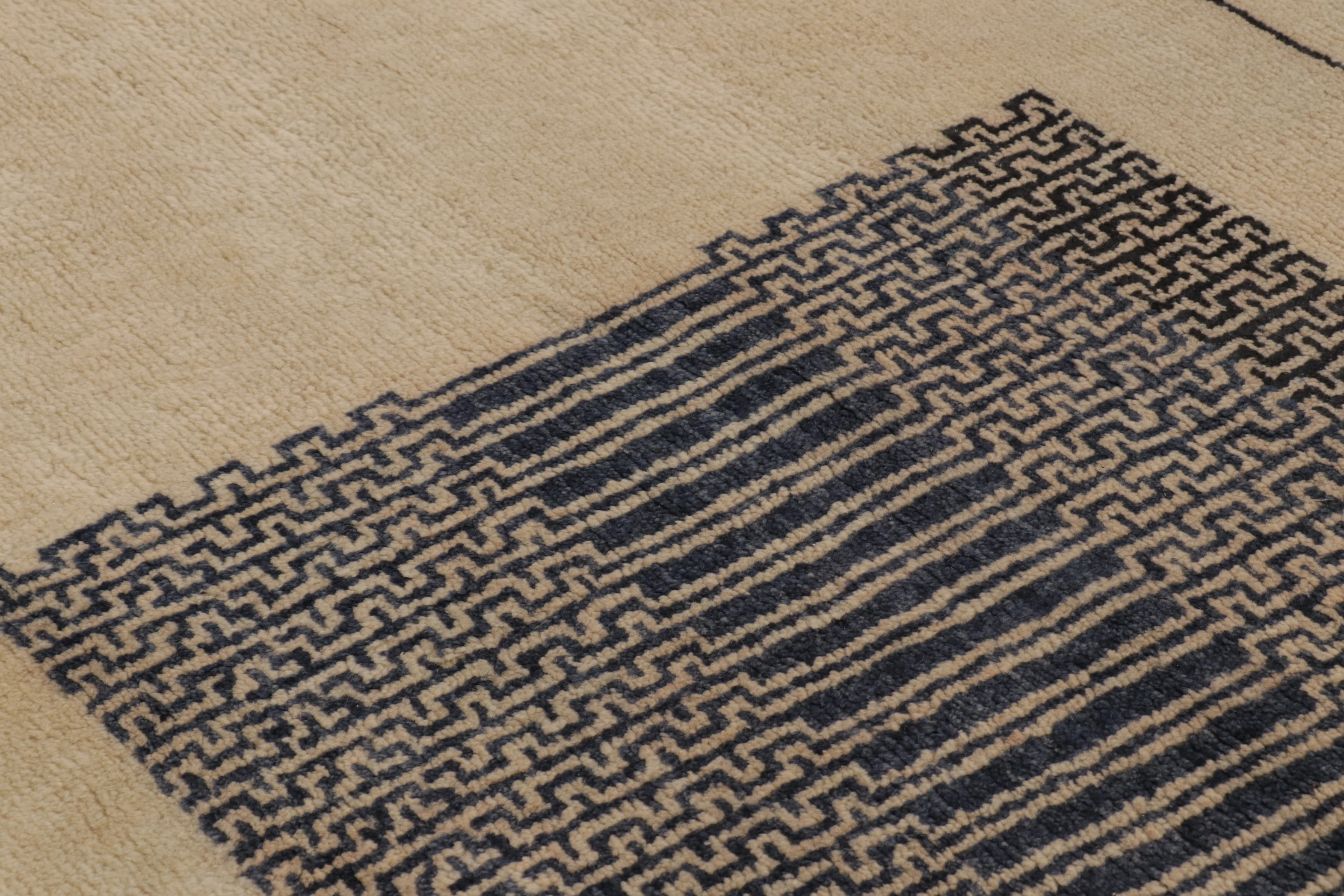 Contemporary Geometric Runner