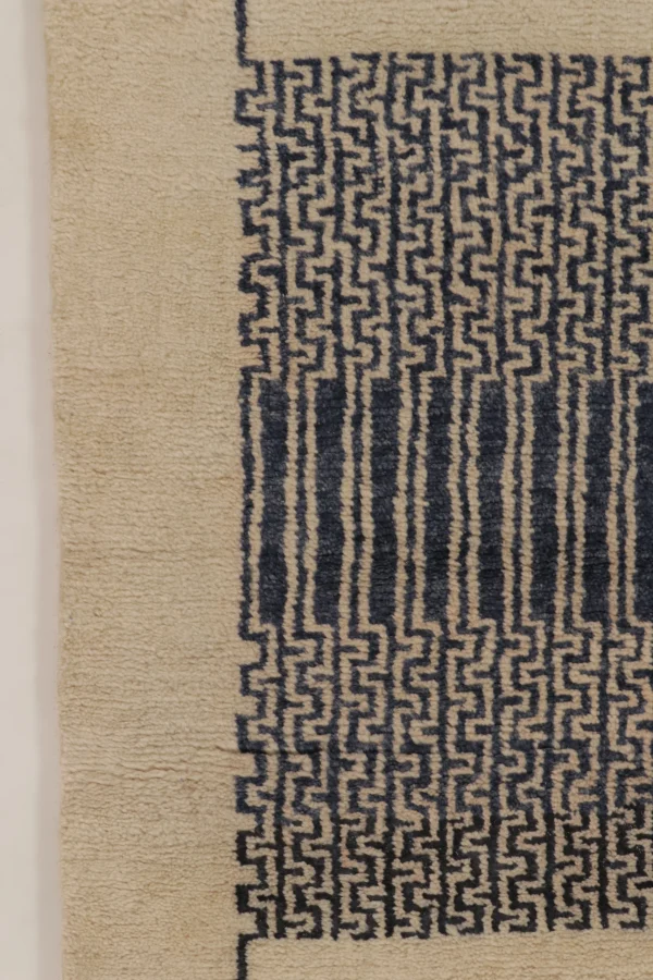Contemporary Geometric Runner