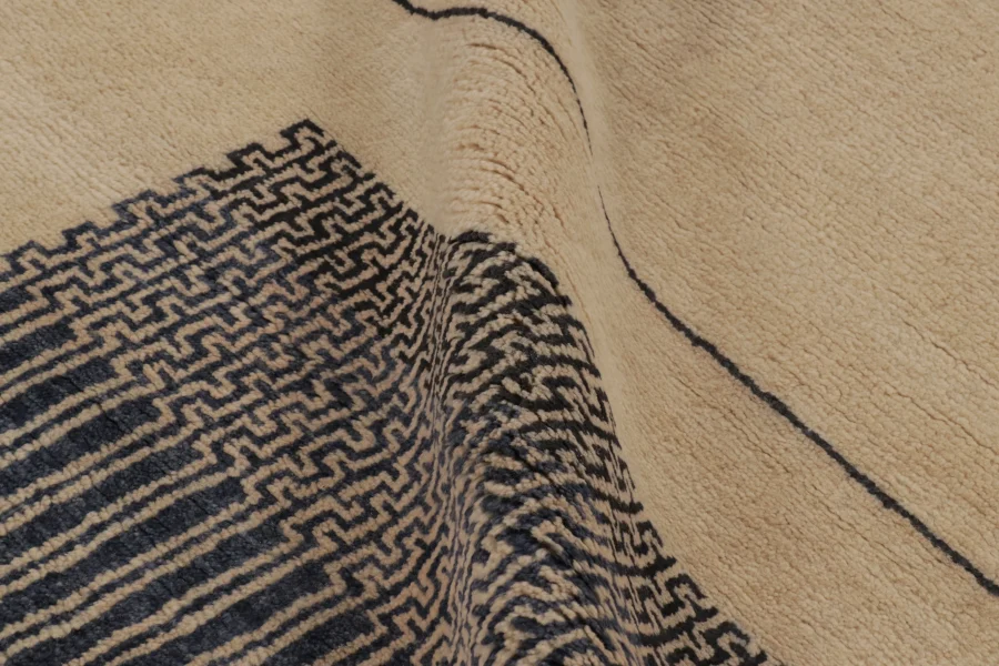 Contemporary Geometric Runner