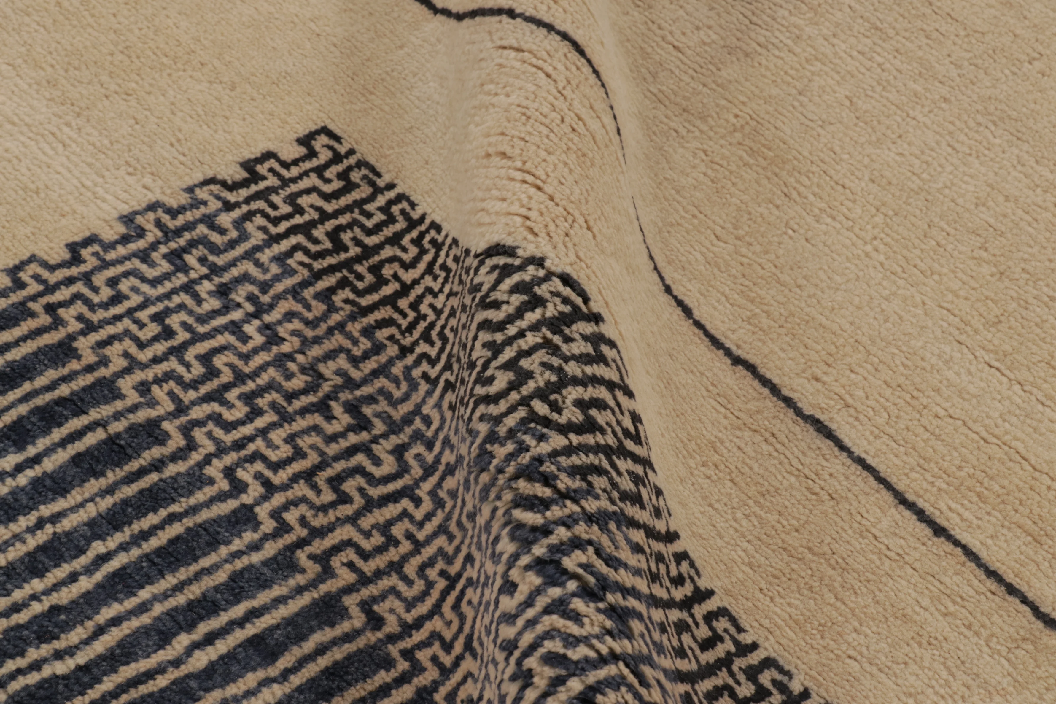 Contemporary Geometric Runner