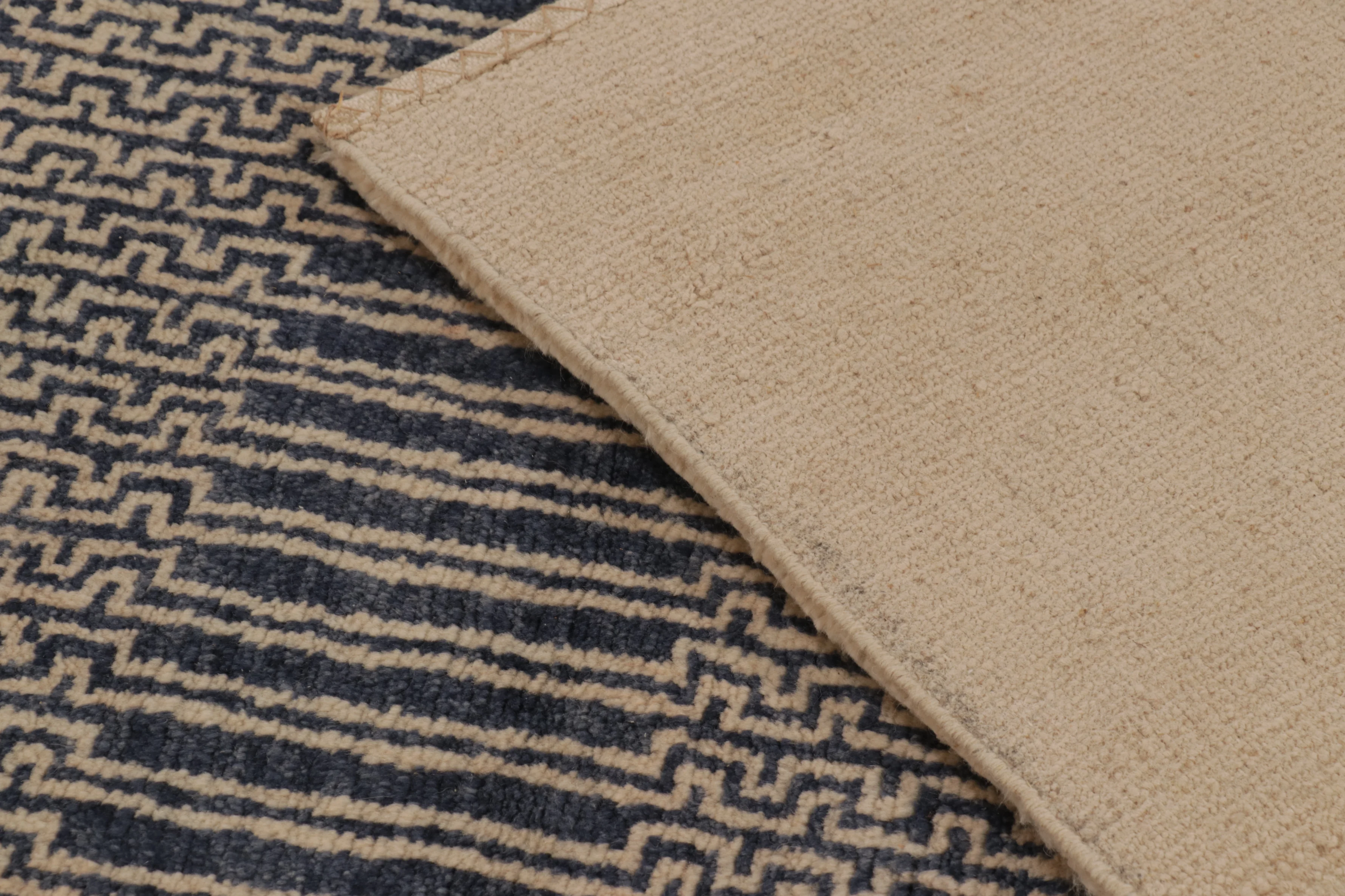 Contemporary Geometric Runner